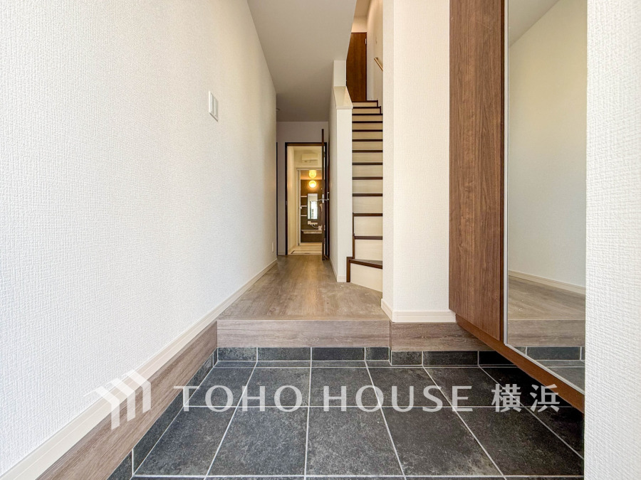 玄関には、お出かけ前の身だしなみチェックに便利な大型のミラーのついたシューズボックスを設置。
