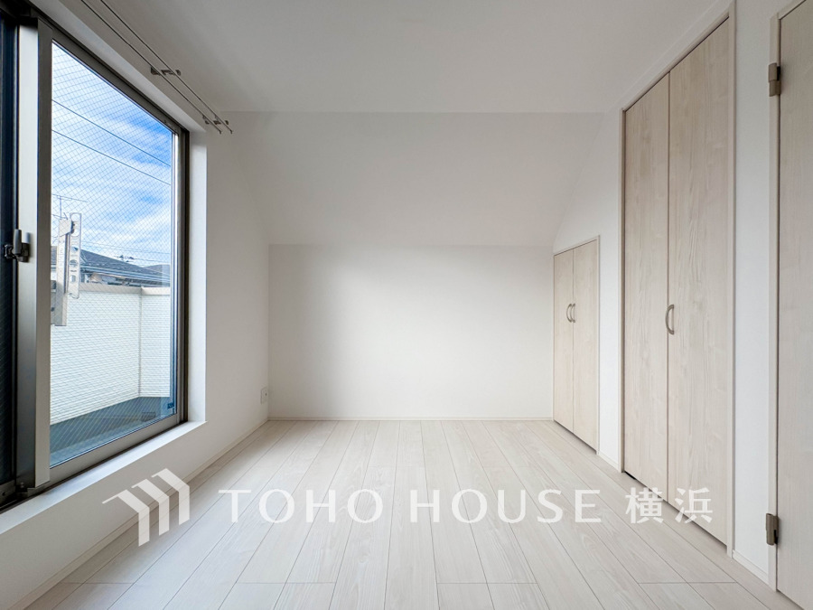 大きな窓からたっぷりと陽光が注がれる明るい空間。家族の成長に対応できる永住仕様の間取り。一日の疲れをいやしてくれる主寝室。時を忘れて過ごす場所として過ごせるお部屋