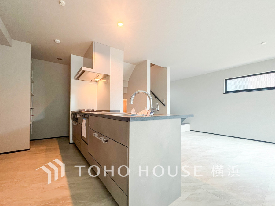 開放感あふれる対面キッチンは、家族との会話を楽しみながら調理ができる快適な空間です。