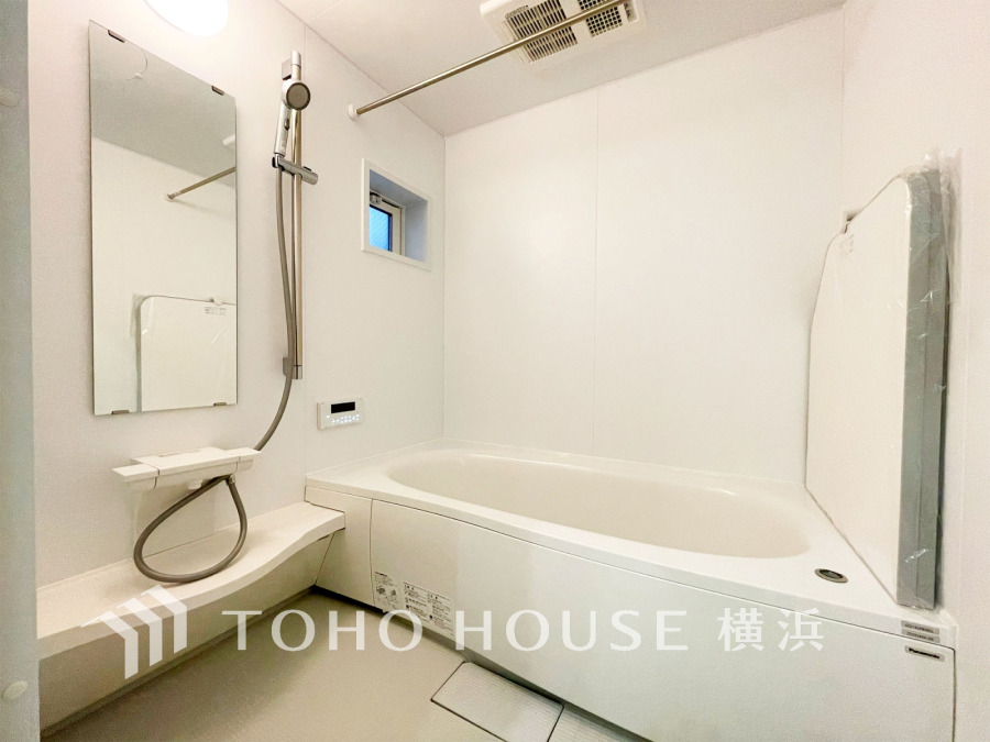 上質が感じられる質感とカラーリングで、清潔な空間美を実現。一日の疲れが癒される優雅なバスタイムを堪能できるゆとりあるバスルームです。