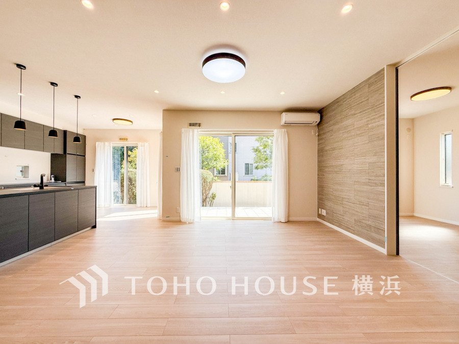 リビングに隣接した洋室の引き戸を開け放して空間を共有しながら開放的に使うこともできます。
