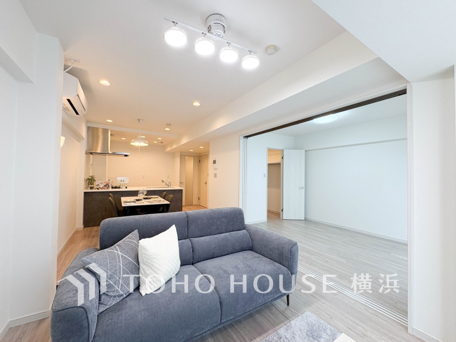 リビングに隣接した洋室の引き戸を開け放して空間を共有しながら開放的に使うこともできます。