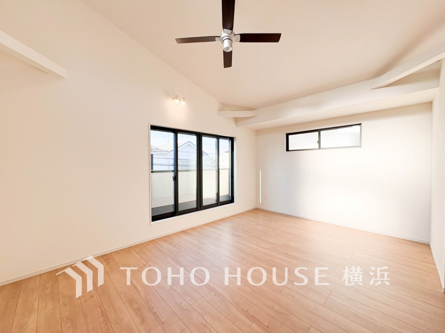 19.6帖の広々としたLDK。落ち着いた木目調の床とシーリングファンが快適な空間を演出します。