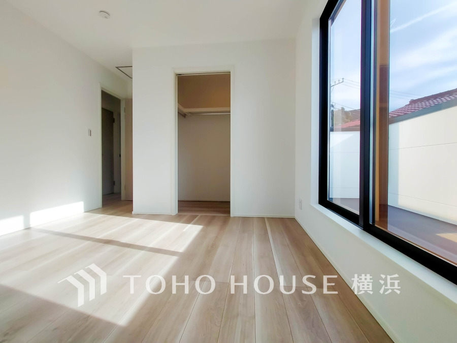 大きな窓から自然光が差し込む明るい洋室。ウォークインクローゼットで収納も充実しています。