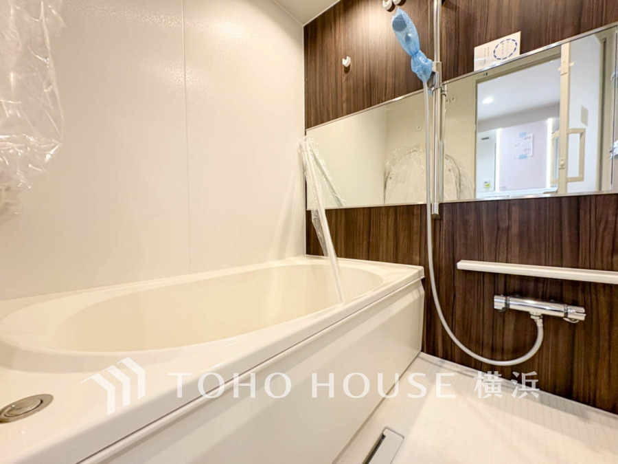 上質が感じられる質感とカラーリングで、清潔な空間美を実現。一日の疲れが癒される優雅なバスタイムを堪能できるゆとりあるバスルームです。