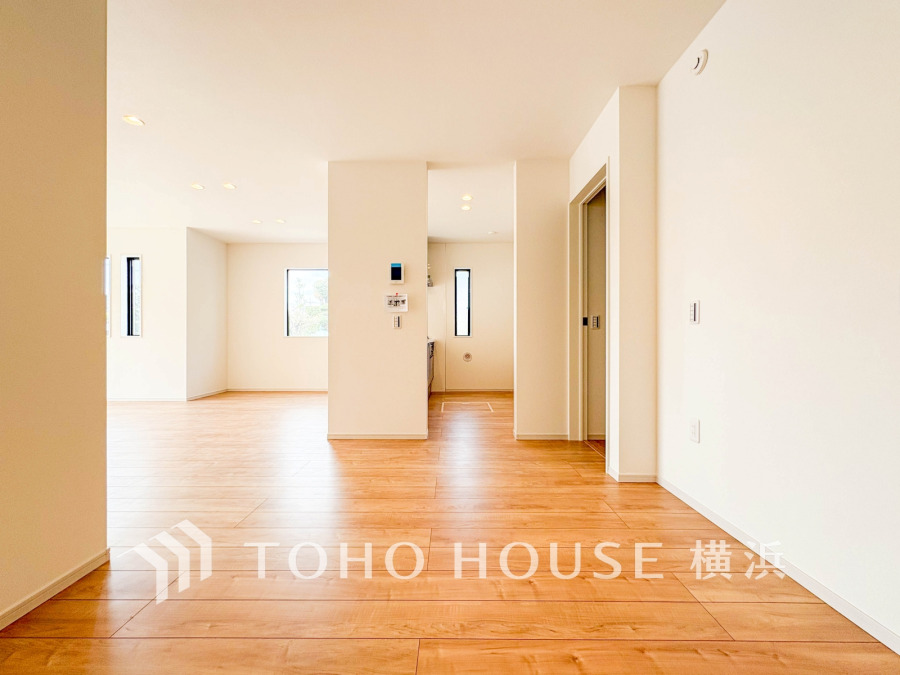 家族と過ごすひと時を溢れる光が優しく包み込むリビングダイニング。家族とともに、心穏やかに過ごすひととき。家族との時間、自分の時間を大切にできる空間がここにあります。