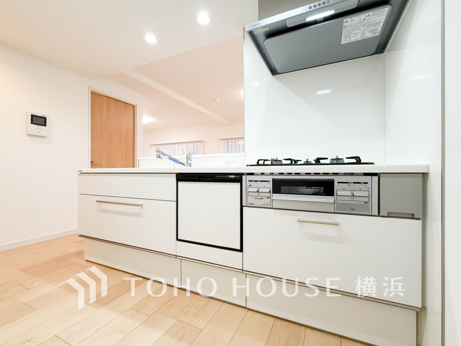 【2026年3月撮影】新規交換された清潔感溢れるシステムキッチン。リビングが見渡せるスタイリッシュな対面式キッチンです。
