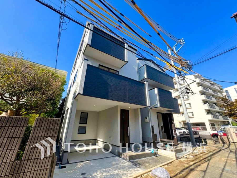 堂々たる趣ながら、主張し過ぎずどこか余裕を感じさせるシャープなフォルムで佇む邸宅は、晴天の空と照らし合わせる事で、本来あるべき完成形の姿を見せてくれます。