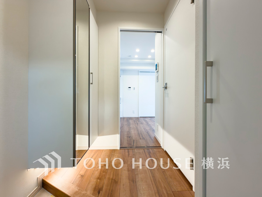 お客様をお迎えする玄関は落ち着いた雰囲気。帰り着くたびに洗練されたテイストの空間に迎えられ誇りと喜びを感じる玄関まわりです。