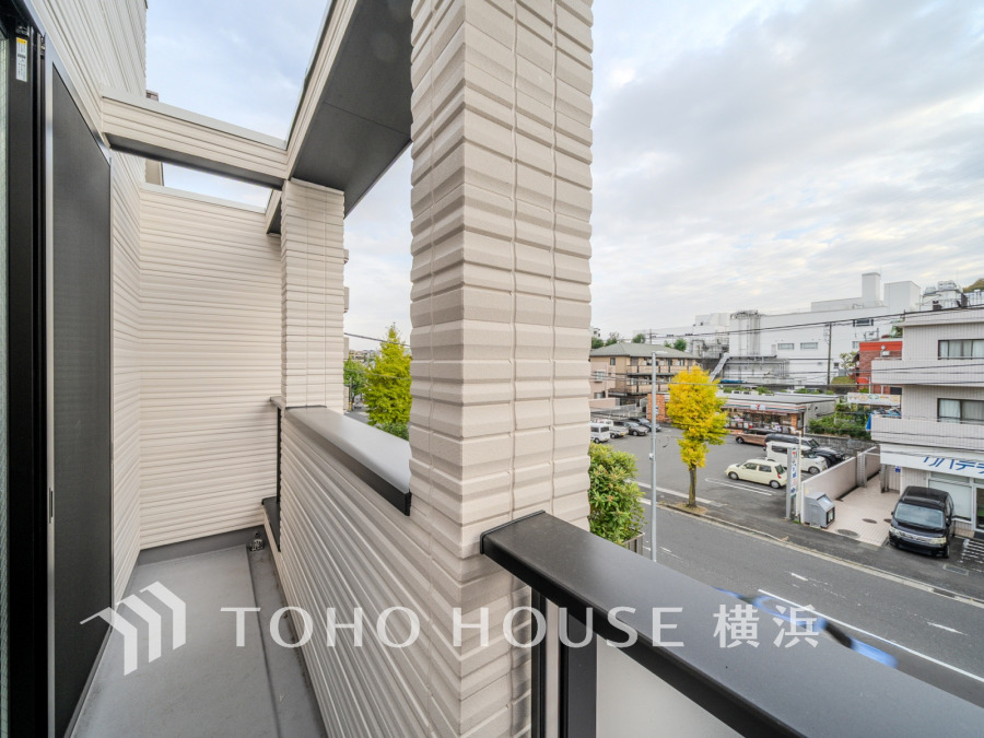 たっぷりの陽光が差し込むバルコニー。健やかな暮らしを守る太陽の恵みを存分に享受できます。爽やかな風と暖かな陽射しが紡ぐハーモニーが日々の暮らしのBGMになることでしょう。