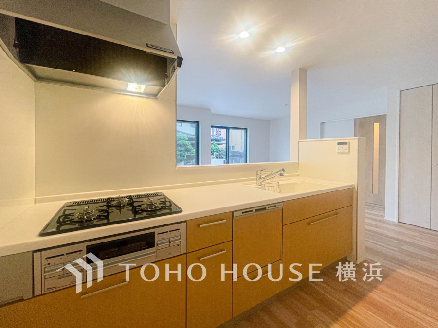 家事動線やリビングとのつながりに配慮し、食事の準備や片付けなどの家事を楽しくするキッチンスペースに仕上げました。毎日使う場所だから気持よく使えて、居心地の良い空間に。