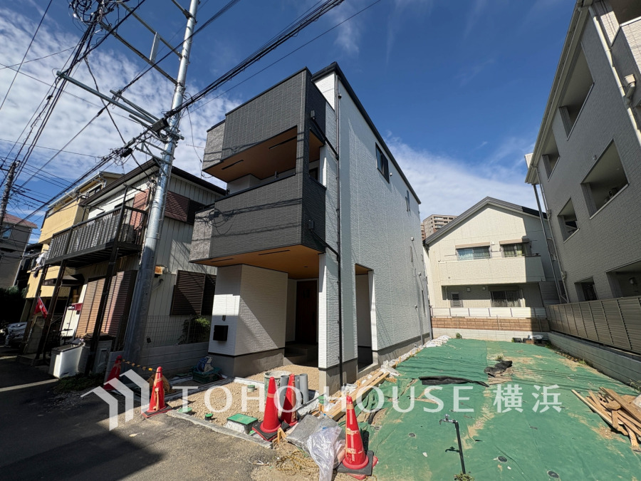 ふりそそぐ陽射しと開放的な空間形成。青空を背景に更なる美しさを醸す佇まい。暖かな陽光と爽やかな風がハーモニーを奏でる上質な空間を愉しむ暮らしがここにある。