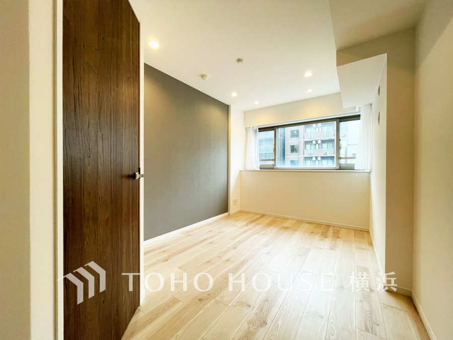 6.5帖の洋室はWIC付き。木目調の扉とアクセントウォールが上質な空間を演出しています。