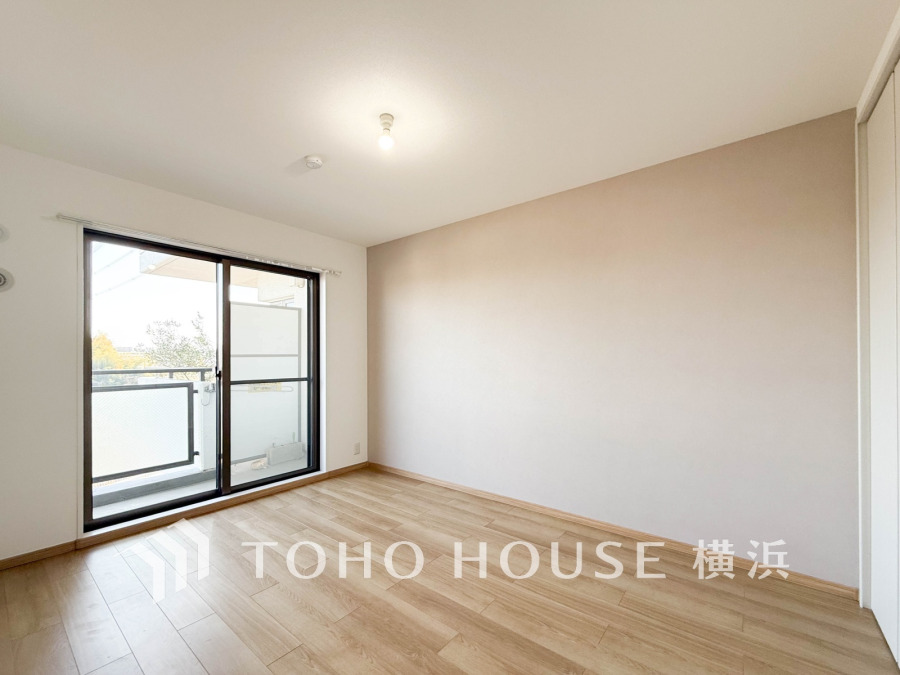 バルコニーに面した明るい洋室。穏やかな陽射しが、ゆったりとした寛ぎの時間を包みます。
