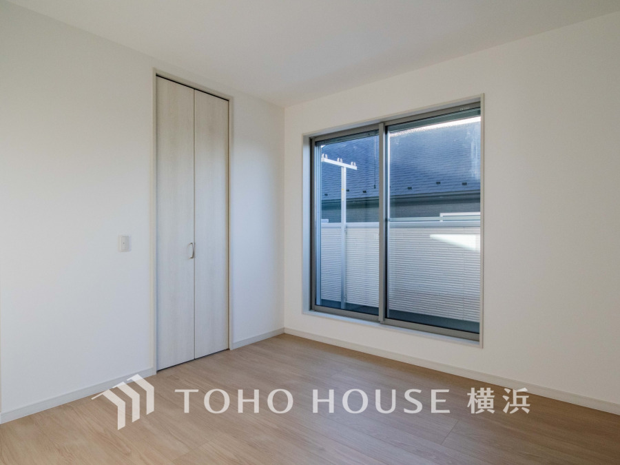 大きな窓からたっぷりと陽光が注がれる明るい空間。家族の成長に対応できる永住仕様の間取り。一日の疲れをいやしてくれる主寝室。時を忘れて過ごす場所として過ごせるお部屋。