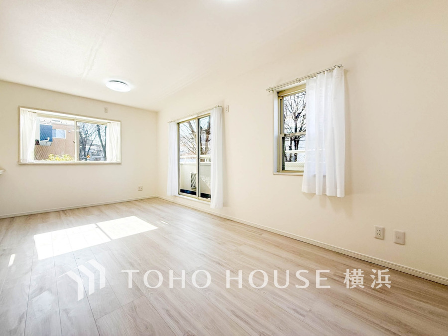 明るく開放的な空間が広がるLDK。室内には豊かな陽光が注ぎ込み、爽やかな住空間を演出。
