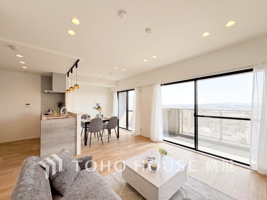 家族みんなが爽やかに健やかに過ごせるように、溢れる光をたっぷり取り込んだリビングダイニング。集いの場、憩いの場としての快適性を求めたやすらぎの空間です。