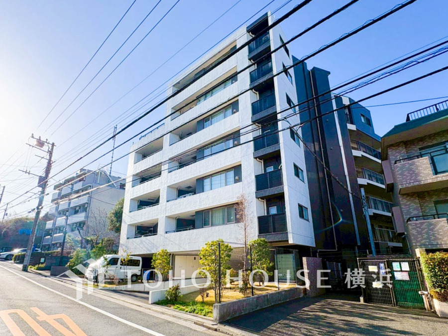 爽やかな青空の下に贅沢なほどに降り注ぐ陽光、豊かな居住性と、クオリティが見事に調和した住空間は、住まうことの喜びを感じさせてくれます。
