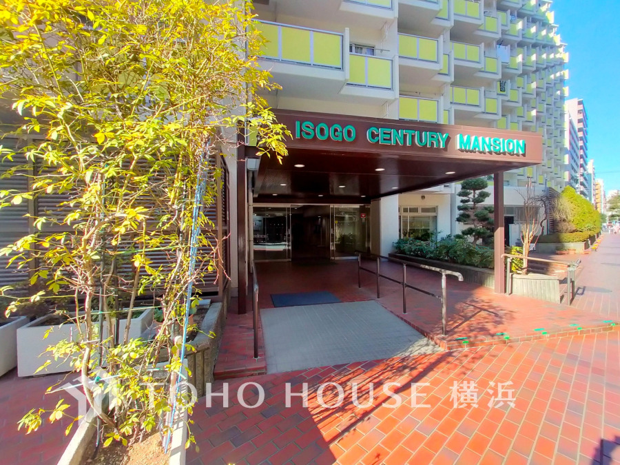 お住まいの顔となる玄関。陽射しを受けて輝く時間、街灯に照らし出される夕暮れ時。様々なシーンで違った魅力的な表情を見せてくれます。住まう方のプライドを満たすクオリティを備えています。