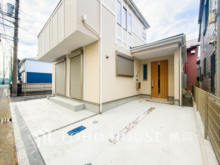 ゆったりとした駐車スペースを確保いたしましたので、大きめのお車でも駐車可能です。自転車やバイクなど、ゆとりのある敷地で置き場所に困ることはないでしょう。