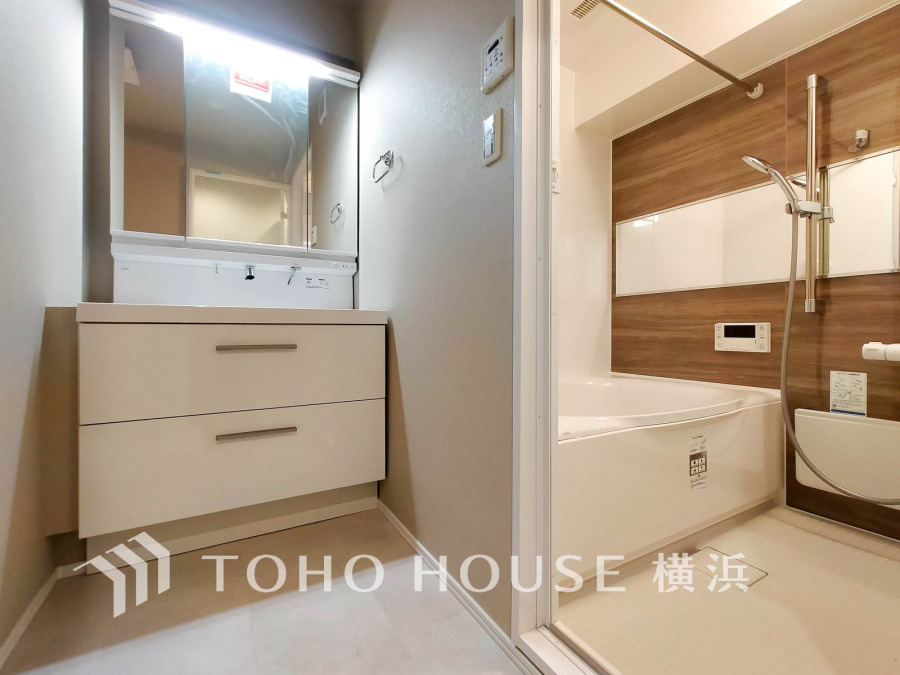 一日の始まりと終わりを心地よく演出し、多彩な機能が備えられたパウダールーム。心地よいリフレッシュ空間。清潔感ある洗面台は、身だしなみチェックや肌のお手入れに。