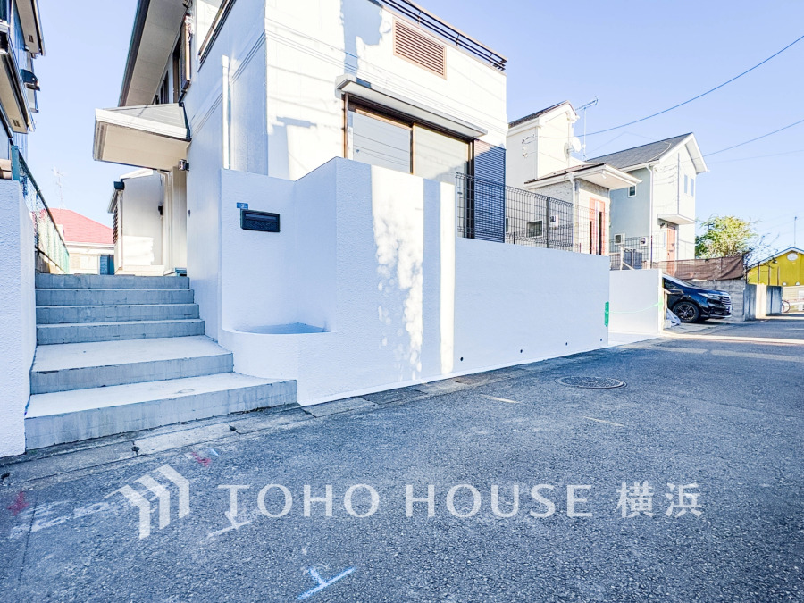 ふりそそぐ陽射しと開放的な空間形成。青空を背景に更なる美しさを醸す佇まい。暖かな陽光と爽やかな風がハーモニーを奏でる上質な空間を愉しむ暮らしがここにある。