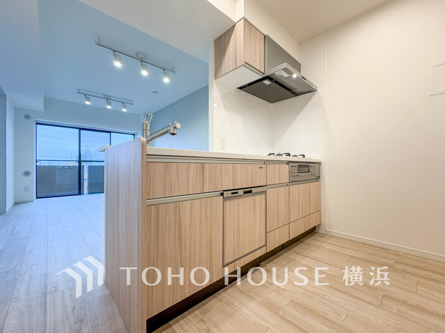 家事動線やリビングとのつながりに配慮し、食事の準備や片付けなどの家事を楽しくするキッチンスペースに仕上げました。毎日使う場所だから気持よく使えて、居心地の良い空間に。