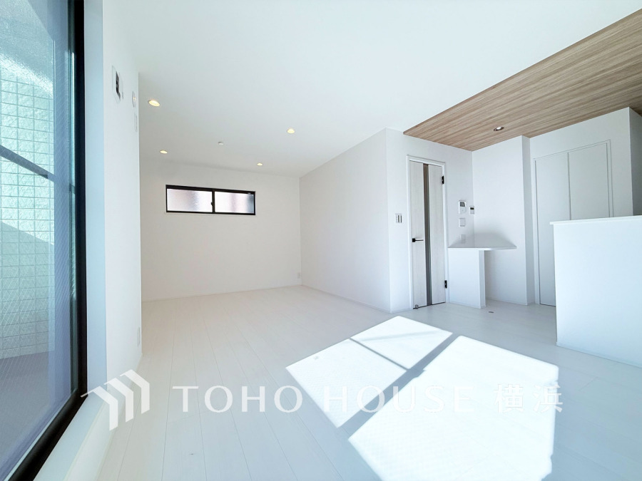 大きな窓から光が差し込む、明るく開放感のあるリビングスペース。