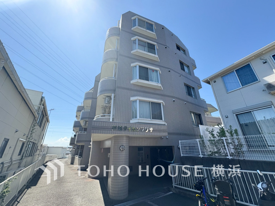 街に溶け合う美しい景観を生み出しているにも関わらず、採光や風通しを考えて設計された間取り。外観だけでなく、そこに住まうご家族の心地よさが最優先されますように。 