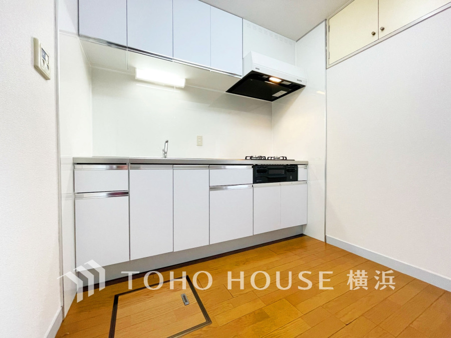 機能性とデザイン性を兼ね備えた開放的なキッチン空間。