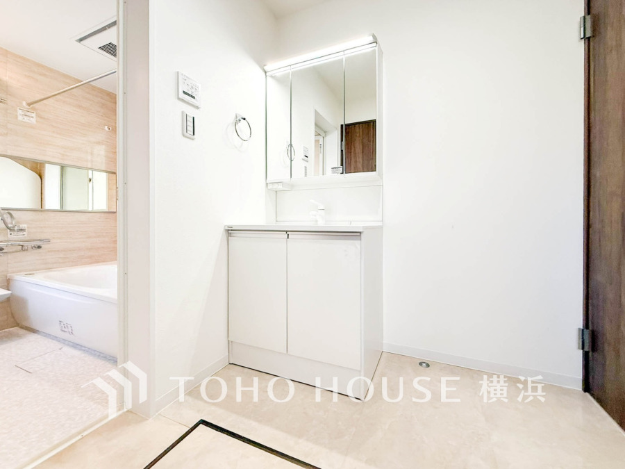 。新規交換された洗面化粧台は美しく使いやすい機能が備えられています。