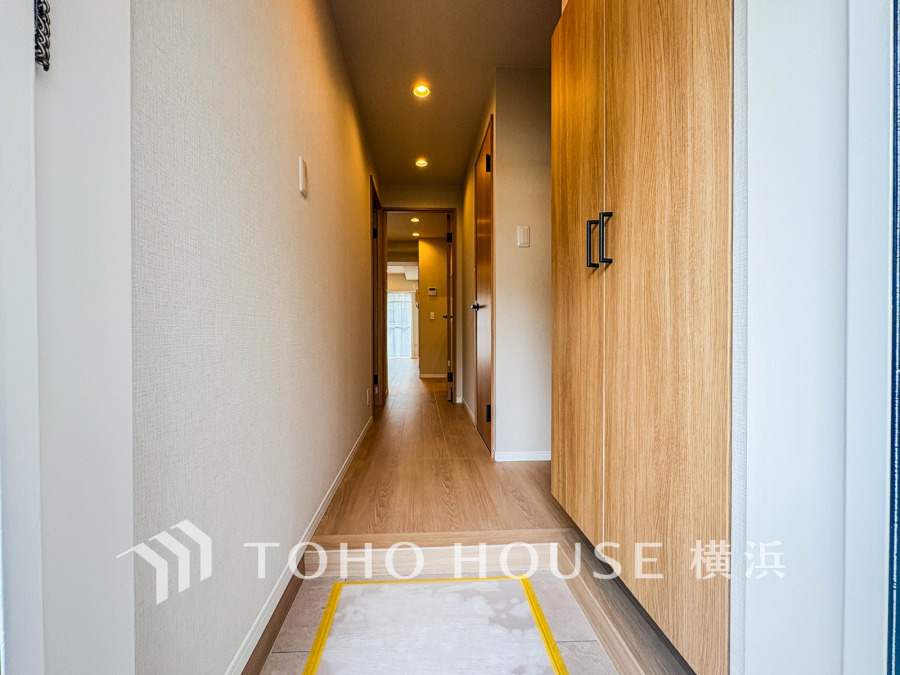 収納力の豊富なシューズボックスを設置した玄関スペース。ウッド調の落ち着きある空間です。
