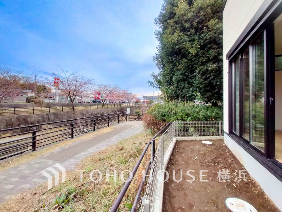 ちょっとしたお庭スペースが日常に癒しをプラスします。お好みの植物や季節のお花で演出してみるのもいいですね。