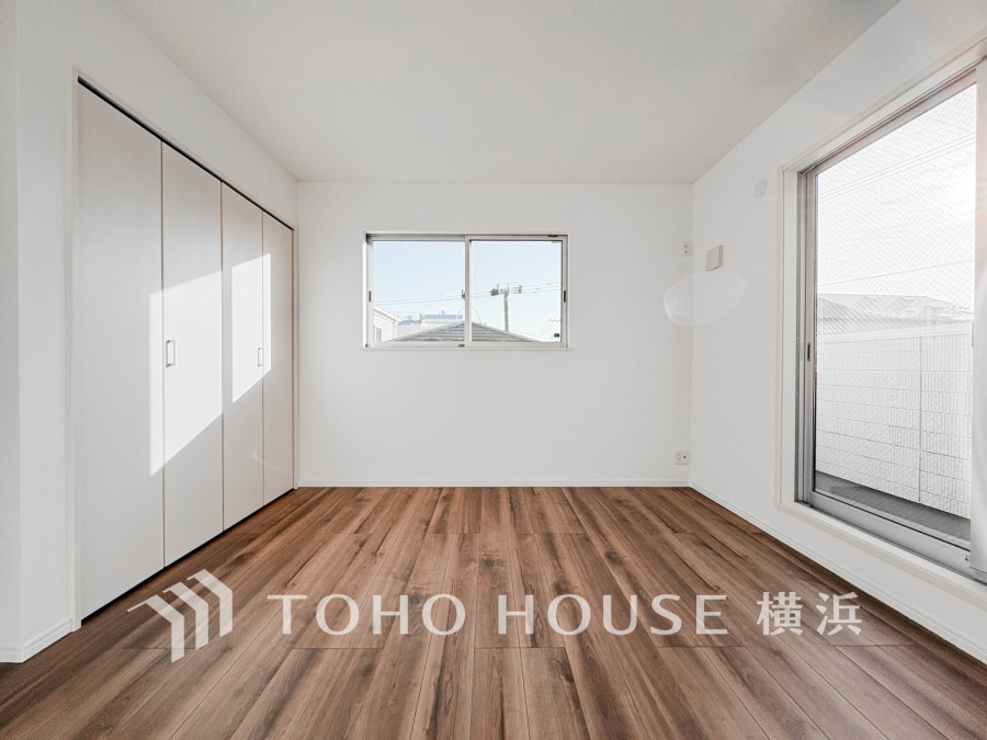 明るい光が差し込む、広々としたシンプルな洋室。大容量のクローゼットとバルコニー付きで使い勝手良好です。