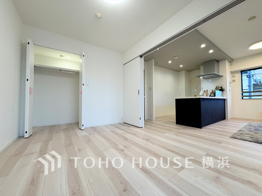 採光もアクセントの一つとして。プライベートルームにはやさしい光が射し込んでいて、この明るい好みの空間で読書をしたり、音楽を聞いたりと一人の時間も充実したものにできます。