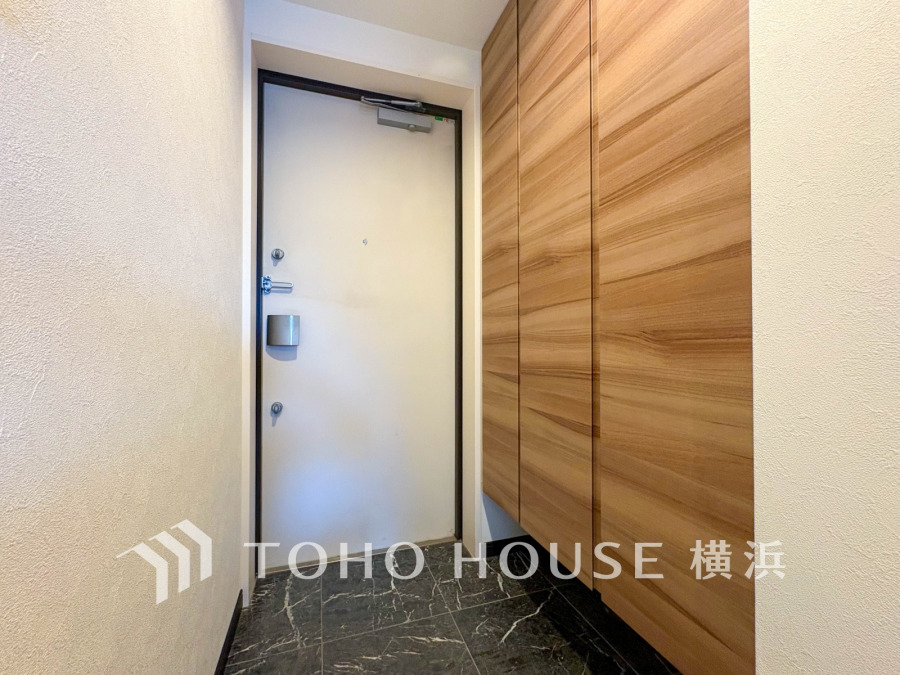 木目調のトールサイズ収納が魅力の上質感漂う玄関スペース。