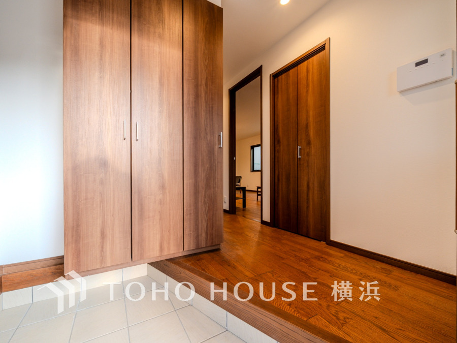 清潔感溢れる玄関がお出迎えする本邸宅の物語は、ここから始まる日常を期待させます。この場所には「希望」と「優越」で包み込んでくれる「特別」な空間があります。