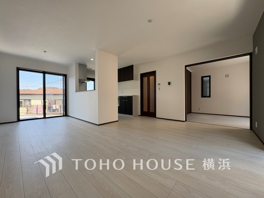 明るく開放的な空間が広がるLDK。室内には豊かな陽光が注ぎ込み、爽やかな住空間を演出。
