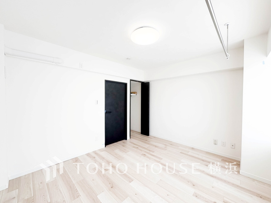 シンプルで清潔感のある白壁と明るいフローリングが調和した、収納付きの快適な居室空間です。