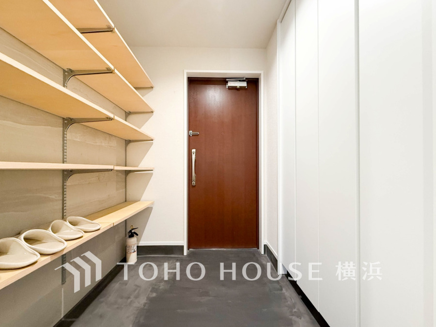 お客様をお迎えする玄関は落ち着いた雰囲気。帰り着くたびに洗練されたテイストの空間に迎えられ誇りと喜びを感じる玄関まわりです。