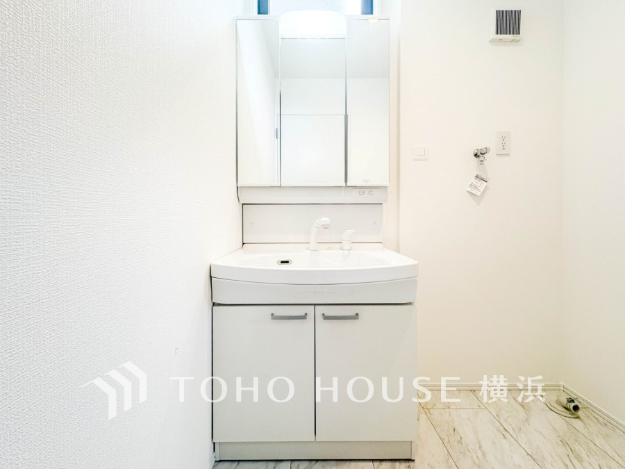 十分な大きさの洗面台は、身だしなみチェックや歯磨きなど、朝の慌ただしい時間でも余裕とゆとりを感じて頂けます。