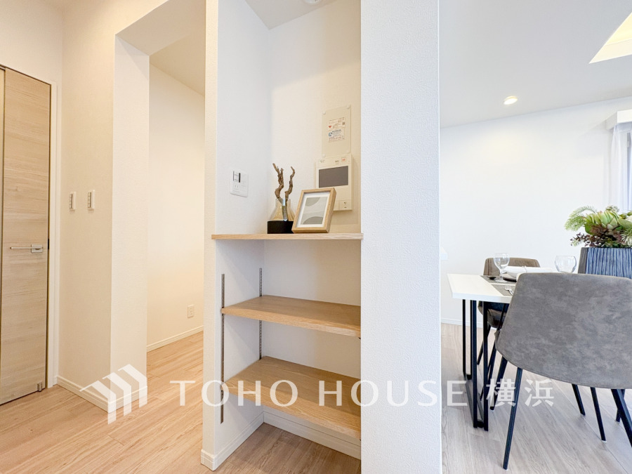 LDKに設置されたニッチは、飾り棚や実用的な収納として多用途に使えます。