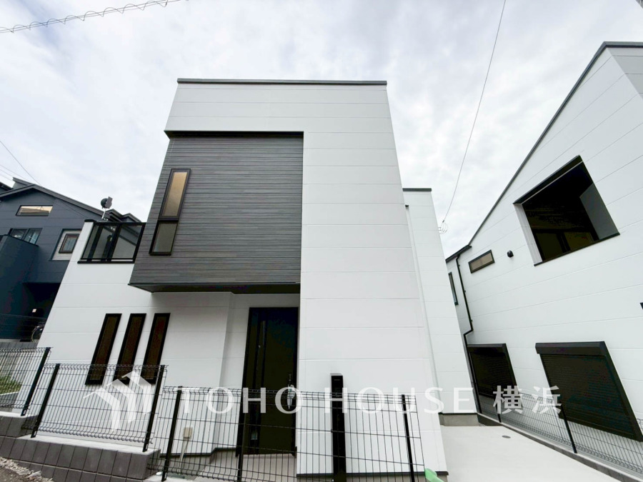穏やかな風と陽光を導き、プライバシーに配慮された設計プランを採用し、居住性を一段と心地よいものにしています。周辺環境とのコラボレーションにより明るく開放的な空間を演出。