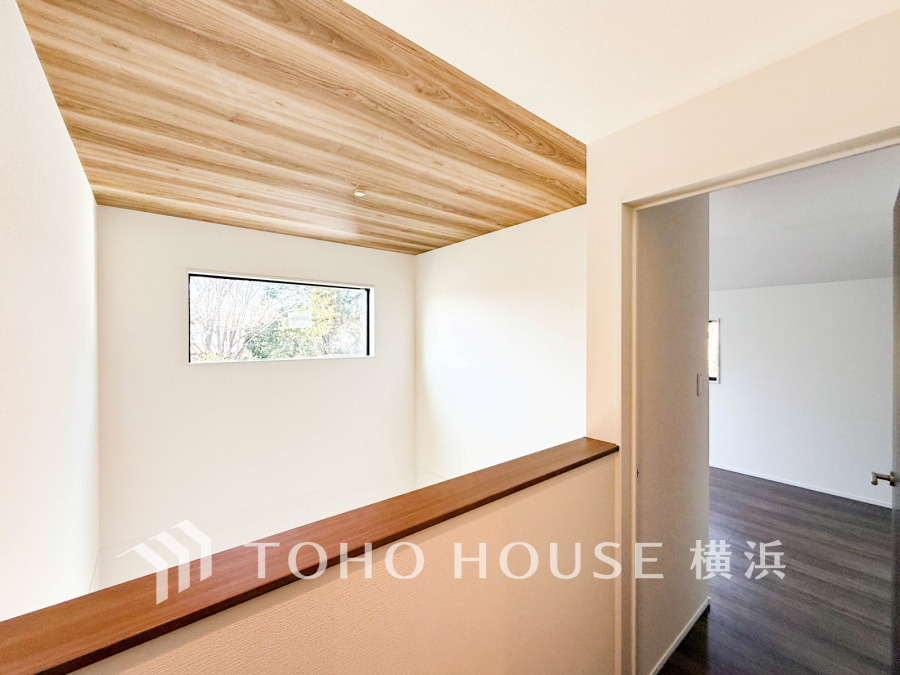 木目天井がアクセントの吹抜け空間。窓から見える景色はまるで絵画のようです。