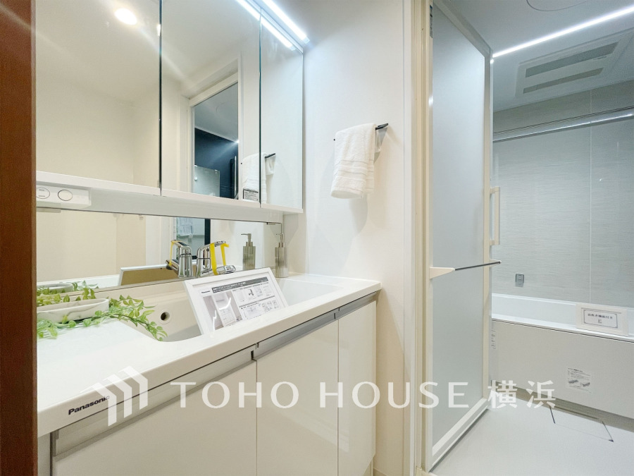 新規交換された洗面化粧台は美しく使いやすい機能が備えられています。