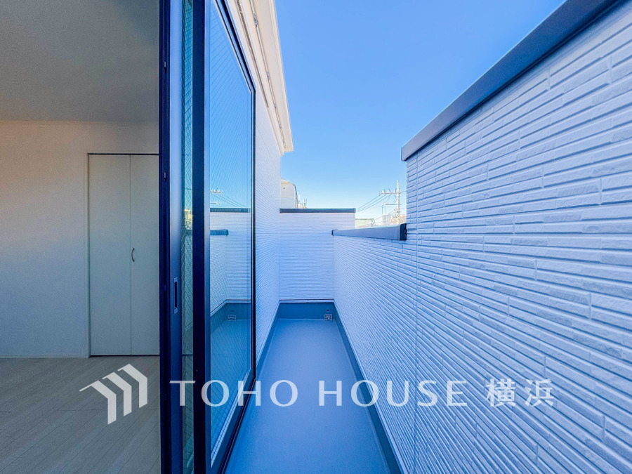 気持ちのいい空が見渡せる広いバルコニー。爽やかな風を感じて、心躍る素敵な暮らしがはじまります。