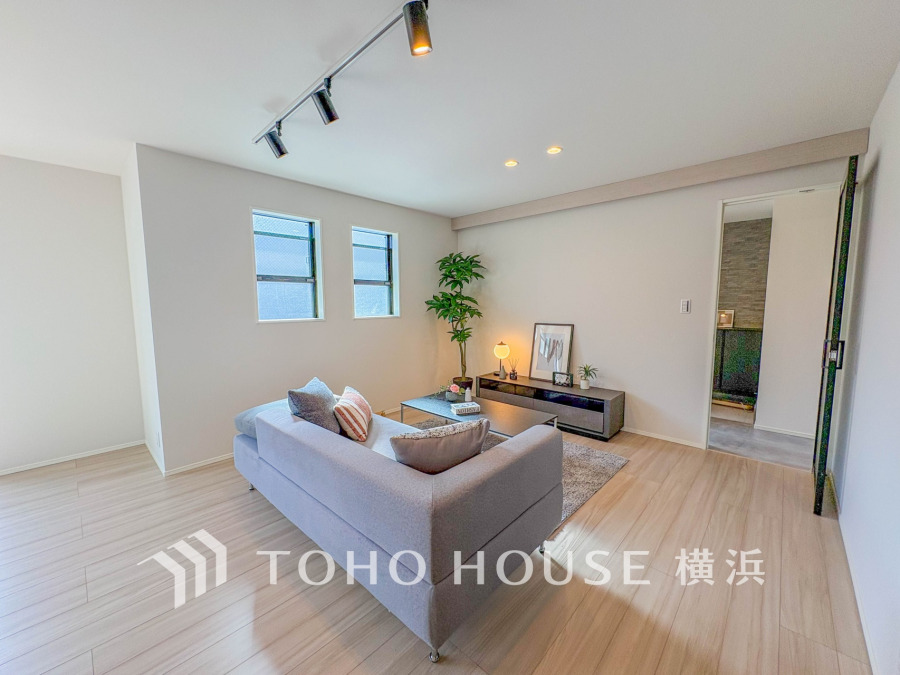 ここにはみんなが集い、食事と楽しい会話が始まる。話に夢中になりすぎて、ついつい時を忘れてしまう。そんな束の間の幸せを感じさせてくれる場所。