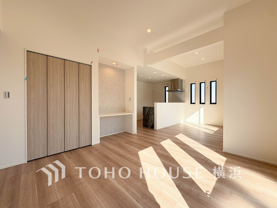 光と風が溢れる開放的なリビングダイニングには自然と家族みんなが集まってきます。明るく穏やかな空気の中で飲んだり、食べたり、笑ったり。