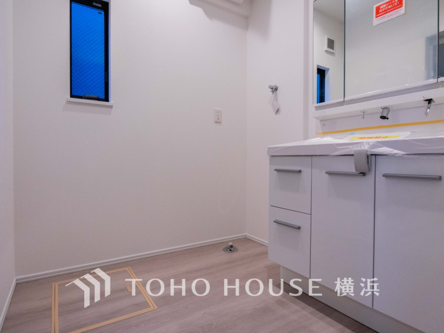 十分な大きさの洗面台は、身だしなみチェックや歯磨きなど、朝の慌ただしい時間でも余裕とゆとりを感じて頂けます。