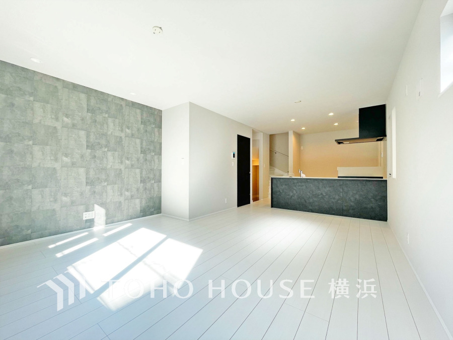 広々としたリビング・ダイニングは、光が広がるシンプルさがお洒落な内装。落ち着いた雰囲気に包まれて、伸びやかな空間のなかで、ゆったりと家族団らんのひとときを過ごせます。